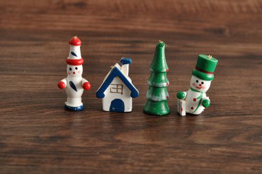 Bir Noel ağacı süslemek için figürler