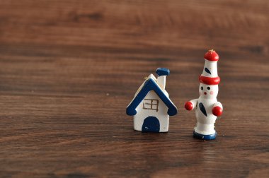 Bir Noel ağacı süslemek için figürler