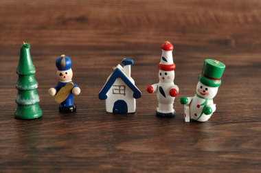 Bir Noel ağacı süslemek için figürler