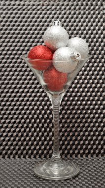 Kırmızı ve gümüş Noel ağacı baubles bir martini cam 