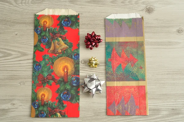 Рождественские подарочные пакеты с различными бантами — стоковое фото