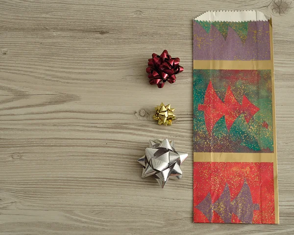 Saco de presente de Natal com uma variedade de arcos — Fotografia de Stock