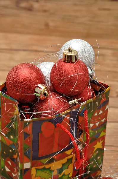 Färgglad jul gåva väska fylld med julgran grannlåt — Stockfoto