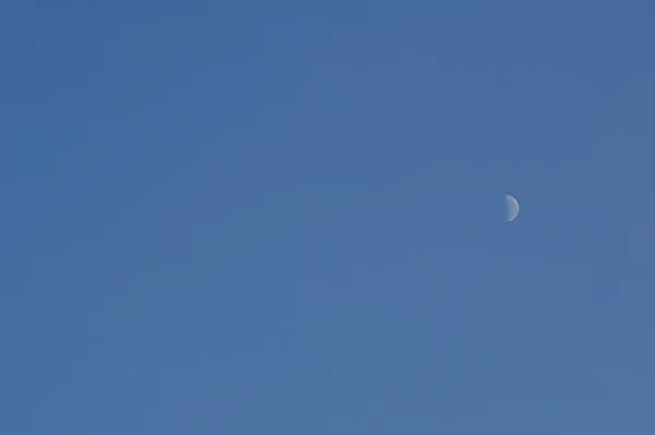 Ein halber Mond am Himmel — Stockfoto