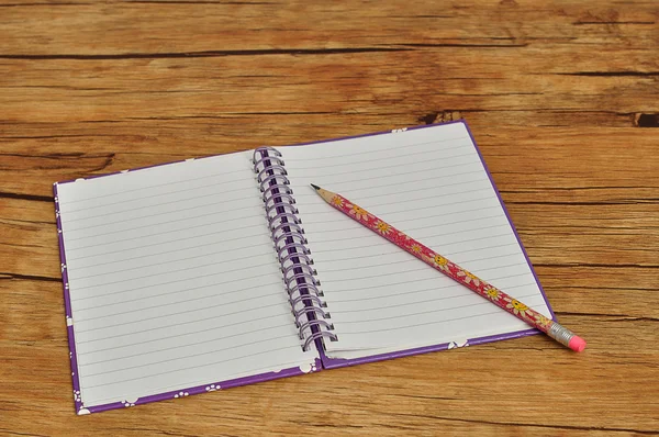 Caderno de fios com um lápis — Fotografia de Stock
