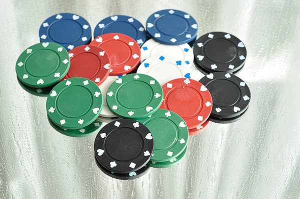 Aynaya yansıtan poker fişleri yığını — Stok fotoğraf