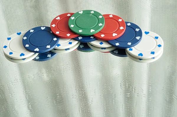 Egy halom póker zseton egy tükör tükröző — Stock Fotó