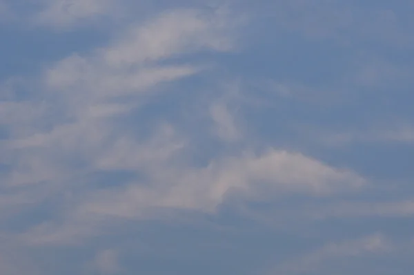 Wolken in een blauwe lucht — Stockfoto