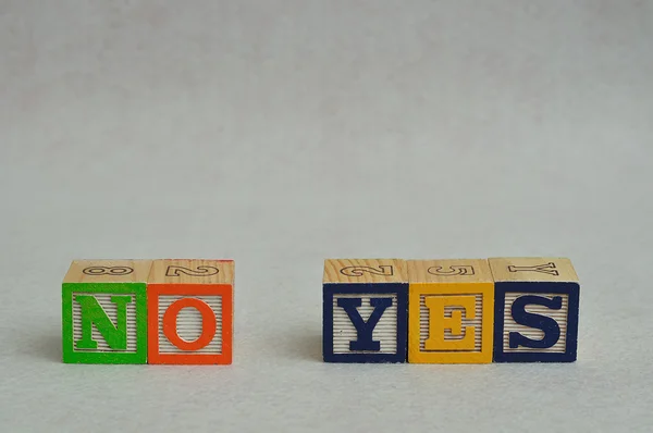 Das Wort nein und ja buchstabiert mit bunten Buchstabenblöcken — Stockfoto