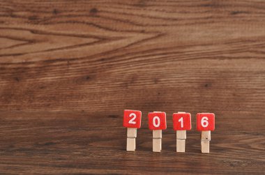 ahşap arka plan üzerinde 2016