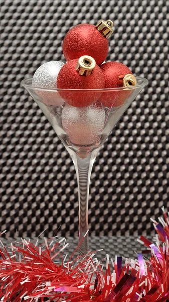 Árvore de Natal vermelho e prata bugigangas em um copo de martini — Fotografia de Stock