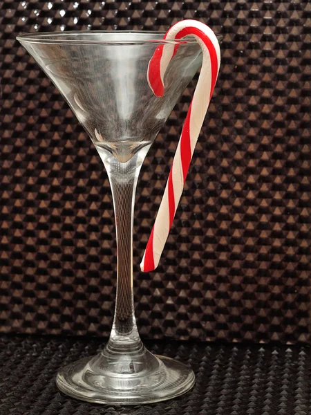 Caña de caramelo colgando en una copa de martini —  Fotos de Stock