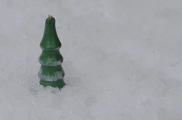 Neve artificial com uma decoração de Natal — Fotografia de Stock