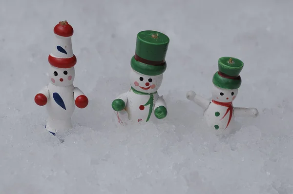 Neve artificial com decorações de Natal — Fotografia de Stock
