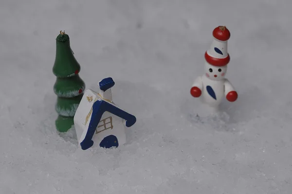 Neve artificial com decorações de Natal — Fotografia de Stock