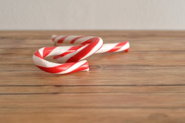 İki ahşap arka plan üzerinde birlikte dolaşık köpekler şeker