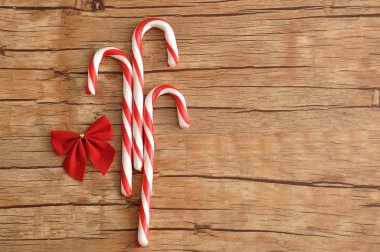 Bir kırmızı yay ile üç baston şekerler