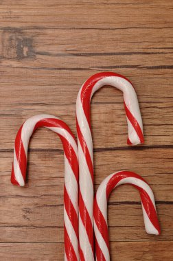 Ahşap arka plan üzerinde izole üç şekerler