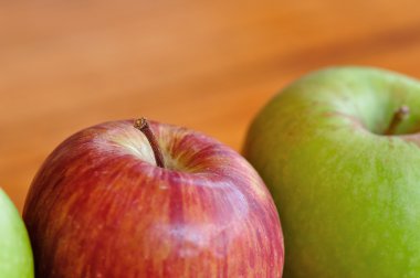 kırmızı ve yeşil elmalar