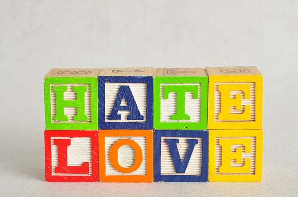 Kelime nefret ve sevgi ile renkli alfabe bloklar yazıldığından