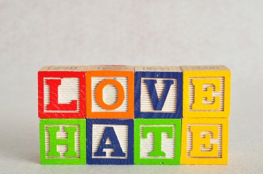 Kelime aşk ve nefret ile renkli alfabe bloklar yazıldığından