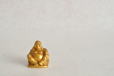 Gülen ve neşeli bir altın Buda'nın heykelcik