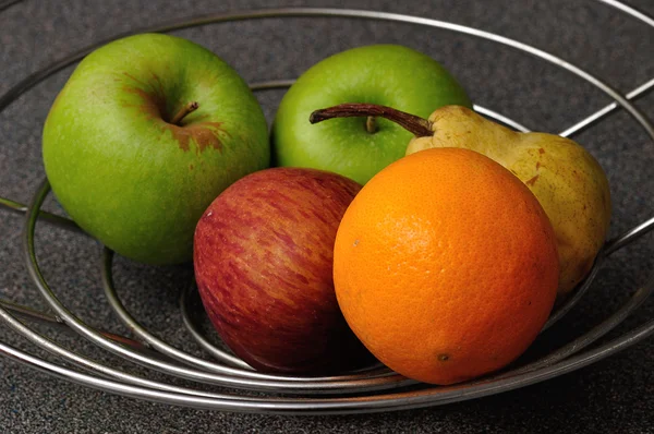 Fruta em uma cesta de arame — Fotografia de Stock