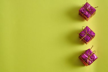 Küçük küçük hediyeler parlak kağıda SAR 