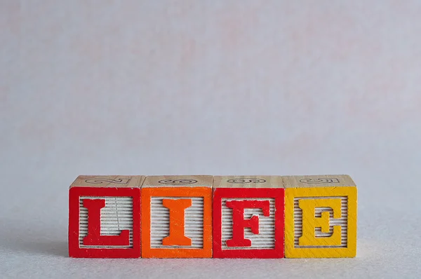 Slovo života napsána s barevnými bloky izolovaných na bílém b — Stock fotografie
