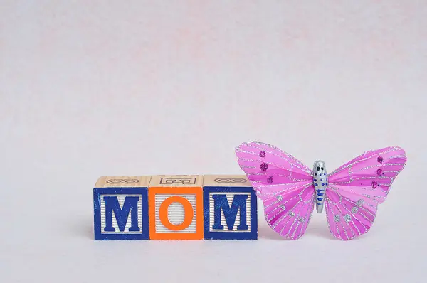 엄마가 철자 실크 나비와 함께 표시 하는 블록 — 스톡 사진