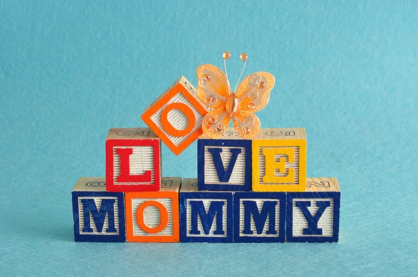 Kelimeleri alfabe blokları ile yazıldığından anne seviyorum — Stok fotoğraf