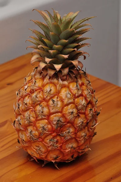 Eine reife Ananas — Stockfoto