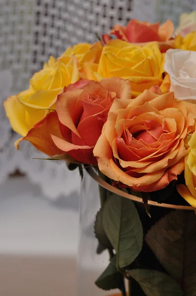 Un ramo de rosas de colores — Foto de Stock