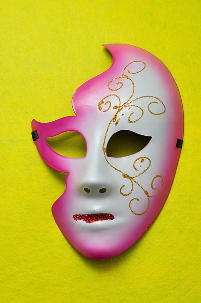 Карнавальная маска на желтом фоне — стоковое фото