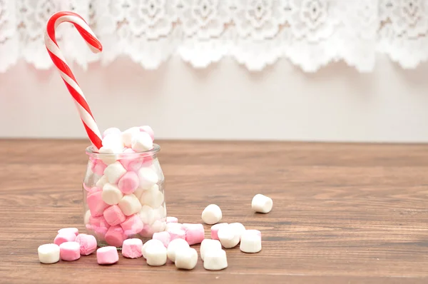 Zuckerrohr in einem Glas gefüllt mit kleinen Marshmallows — Stockfoto
