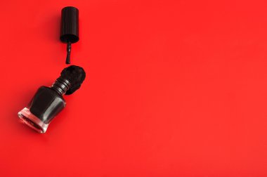 Siyah oje açık bir şişe 