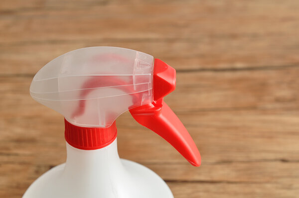 Крупный план красного спускового крючка на пластиковой баллончике
