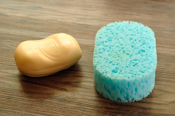 Синяя губка для ванны с куском мыла — стоковое фото