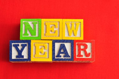 Alfabe bloklar üzerinde kırmızı bir arka plan ile yeni yıl yazıldığından