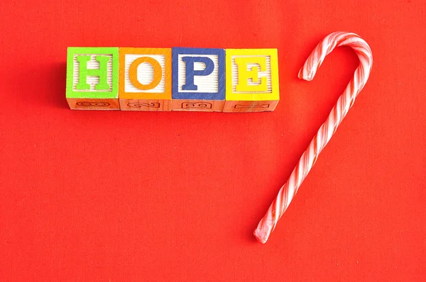Speranza ortografata con blocchi di alfabeto su sfondo rosso — Foto Stock