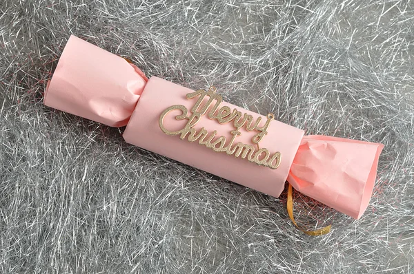 En rosa hem gjorde Christmas cracker med god jul — Stockfoto