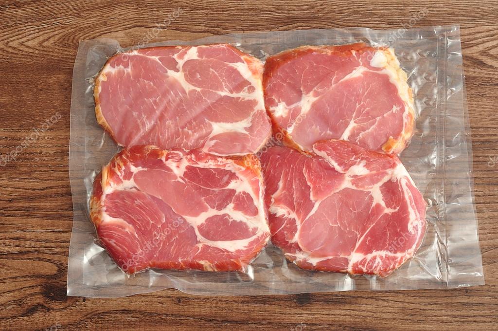 진공 포장 고기 나무 배경에 표시 — 스톡 사진 © Marietjie 121269532