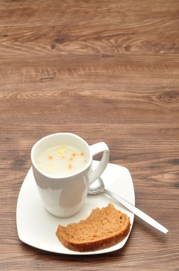 Sebze çorbası ekmek bir kırık parçaları ile görüntülenen bir kupa