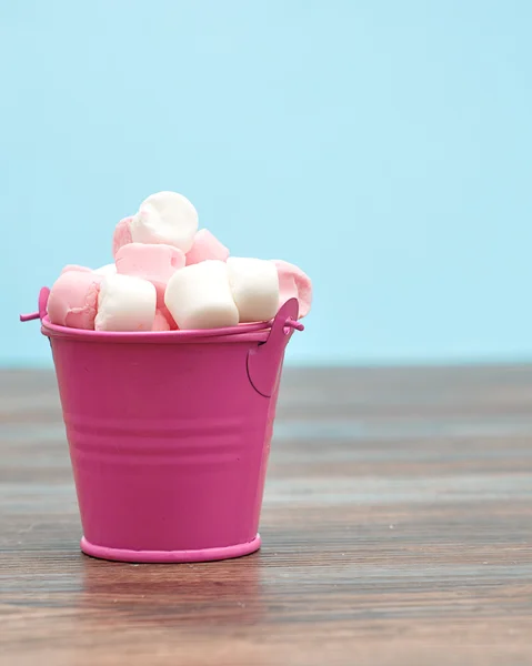 Pink and white marshmallows in a pink container — Stock Photo, Image