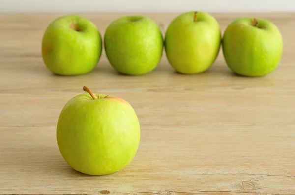 Une pomme verte exposée sur un fond en bois — Photo