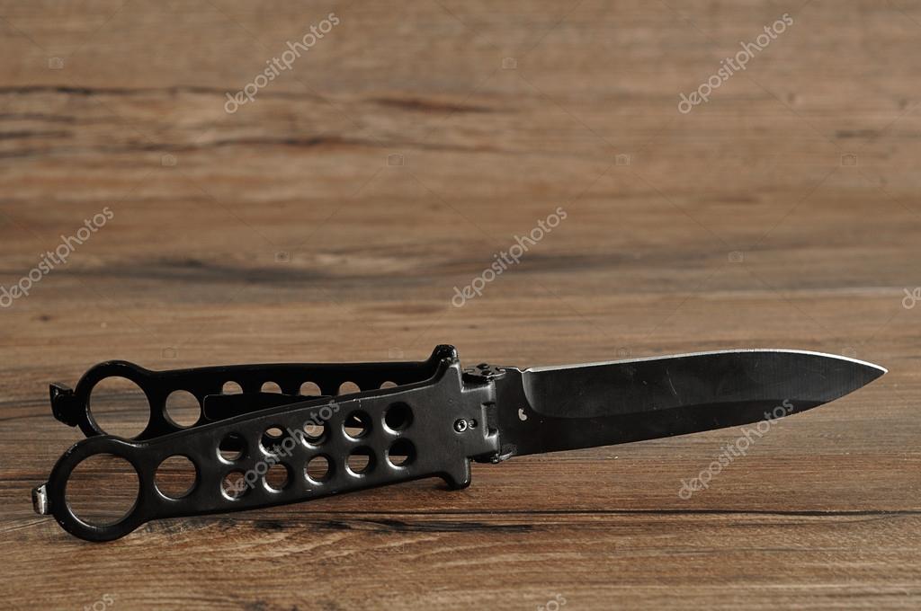 Cuchillo mariposa de acero (balisong ): fotografía de stock