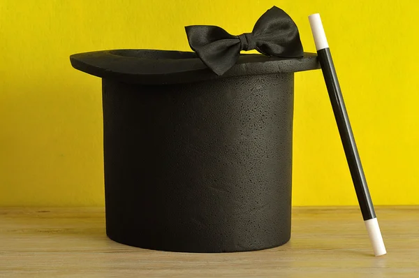 魔杖和领结一起显示的魔术师帽子 — 图库照片