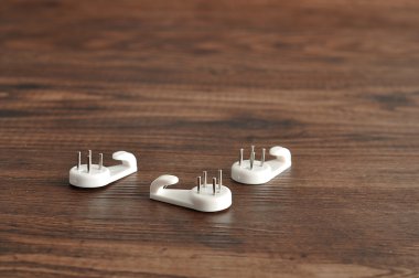 ahşap arka plan üzerinde izole Portreler asmak için pin