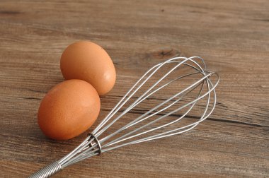 Çırpma teli ile iki yumurta bir yumurta çırpıcı 