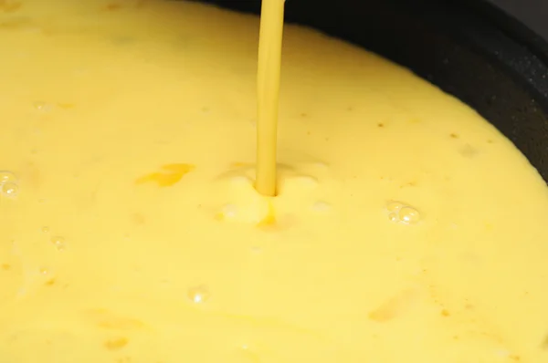 Mélange d'œufs versé dans une casserole — Photo